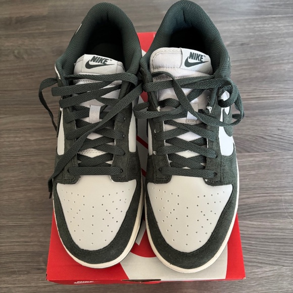 Shoes - Nike runners size 10
